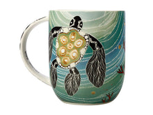 Load image into Gallery viewer, Melanie Hava Jugaig-Bana-Wabu Mug 440ml - Turtles