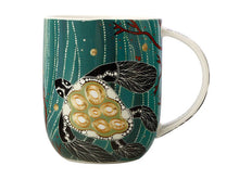 Load image into Gallery viewer, Melanie Hava Jugaig-Bana-Wabu Mug 440ml - Turtles