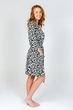 Load image into Gallery viewer, All4Ella - Mummy Robe - Leopard

